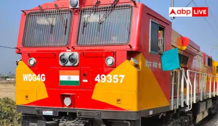 ભારતીય રેલવેના નિયમો અનુસાર, ટિકિટ સીધી બીજા કોઈના નામે ટ્રાન્સફર કરી શકાતી નથી. જો કે, ચોક્કસ પરિસ્થિતિઓમાં મુસાફર તેમની કન્ફર્મ ટિકિટ ટ્રાન્સફર કરી શકે છે. આ સુવિધા સામાન્ય રીતે પરિવારના સભ્યો માટે ઉપલબ્ધ છે.