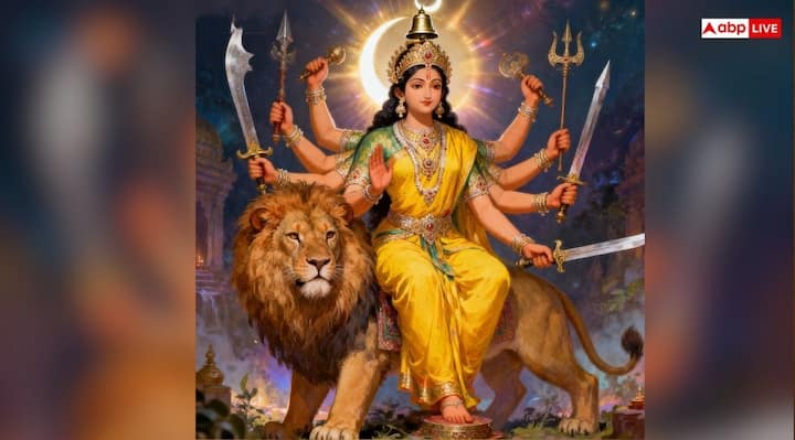 महिषासुर का लक्ष्य देवराज इंद्र का सिंहासन पाना और वह स्वर्ग लोक पर राज करना था. इसी इच्छा से वह युद्ध कर रहा था. जब देवताओं को उसकी इस मंशा का ज्ञान हुआ, तो वे चिंतित हो गए और भगवान ब्रह्मा, विष्णु और महेश के पास गए.