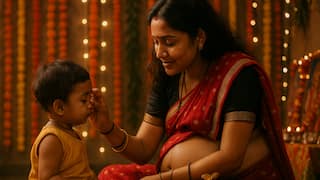 Shardiya Navratri 2025: नवरात्रि में गर्भवती महिलाएं क्यों पहनती हैं काला धागा और काजल? जानिए रहस्य!