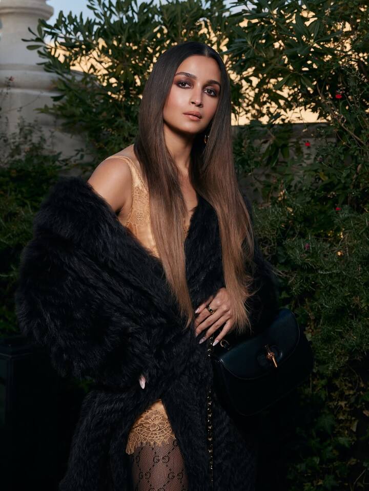 Alia did sutle makeup and kept her hair straight, making her look even more modern and glamorous. Now fans are not tired of praising his look. Some are calling them 'stunning', and someone is calling 'glamorous'.