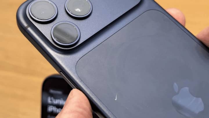 वापरकर्त्यांच्या मते, खिशात चावी किंवा नाणी ठेवताना त्या धातूंचा संपर्क झाल्याने फोनच्या मागच्या भागाला असलेला रंग निघुन जातो.