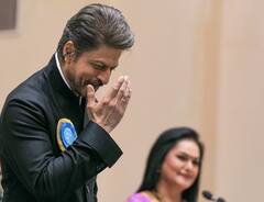 नेशनल अवॉर्ड सेरेमनी में शाहरुख खान ने संभाला रानी मुखर्जी का आंचल, एक्ट्रेस ने संवारे सुपरस्टार के बाल, देखें तस्वीरें