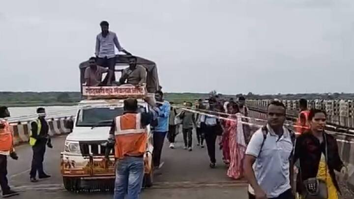 सीना नदीच्या पुराचा फटका प्रवाशांना मोठ्या प्रमाणात बसला असून रेल्वे आणि रस्ते प्रवासी वाहतुकीवरही याचा मोठा परिणाम झाल्याचं पाहायला मिळालं.