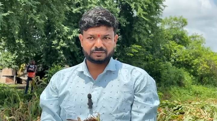 पाण्यात मका उभा करणारे हे वैजापूरचे शेतकरी महेश सोमवंशी. महेशला 2 एक्कर शेती आहे.