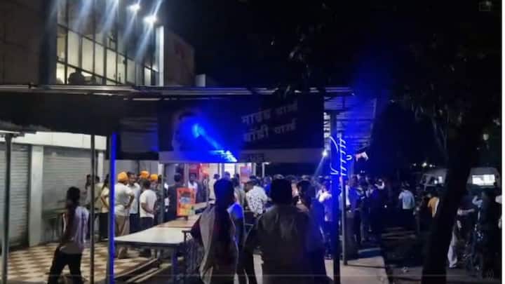 दोघांमध्ये शाब्दिक वाद झाल्यानंतर प्रियकराने प्रेयसीची भोसकून हत्या केली व त्यानंतर स्वतःलाही चाकूने सपासप वार करत संपवलं. सोनू राजपूत व पायल पवार असं या प्रेमीयुगोलाचे नाव असून दोघेही साखरखेर्डा गावातील होते. याप्रकरणी पोलिसांना माहिती मिळताच पोलिसांनी घटनास्थळी जाऊन दोघांचेही मृतदेह ताब्यात घेऊन शवविच्छेदनासाठी पाठवले आहेत.