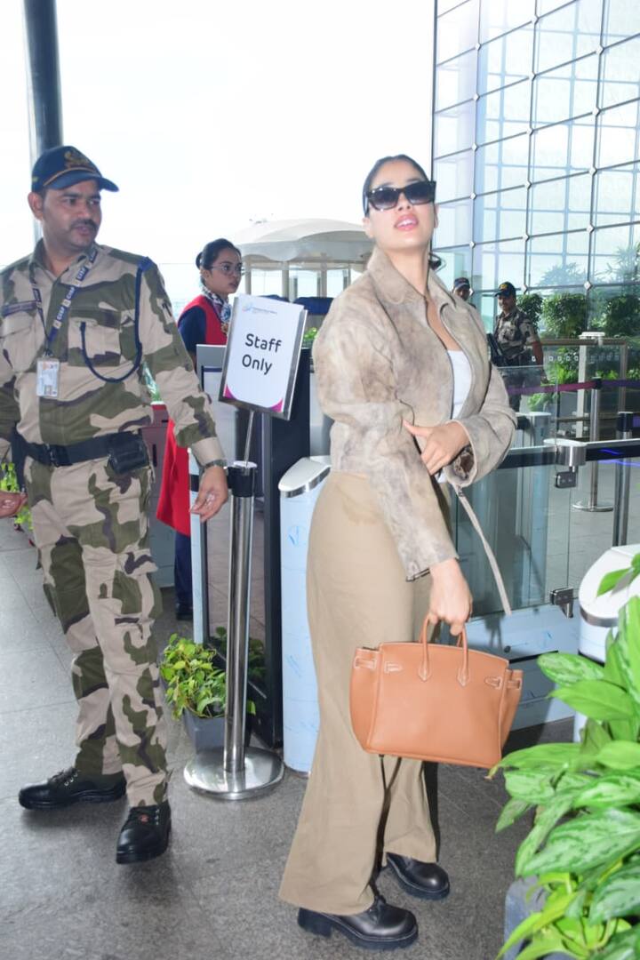 तीनों की स्टाइल अलग-अलग वाइब्स दे रही है वरुण का फंकी और कूल, जाह्नवी का एलिगेंट और क्लासी और रोहित का क्लीन और फ्रेश. यह एयरपोर्ट लुक न केवल फैशन सेंस को दिखाता है, बल्कि यह भी बताता है कि हर स्टार अपने अंदाज़ में स्टाइल स्टेटमेंट देता है.