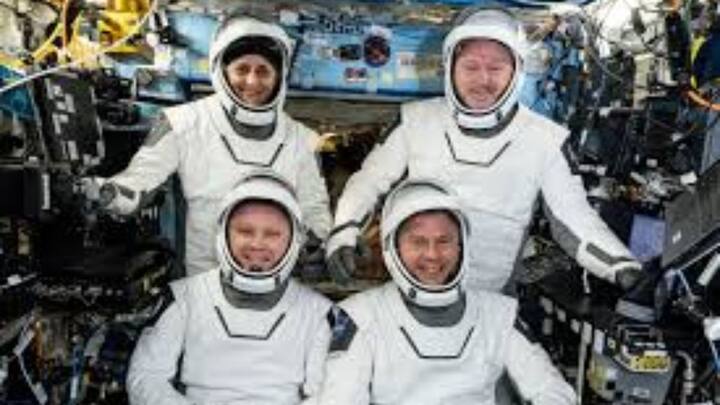 स्पेस स्टेशन पर पानी को खास कंटेनरों और प्रेशर मशीनों के जरिए शरीर पर लगाया जाता है. यानि पानी को गिरने के बजाय नियंत्रित तरीके से स्किन पर छोड़ा जाता है.