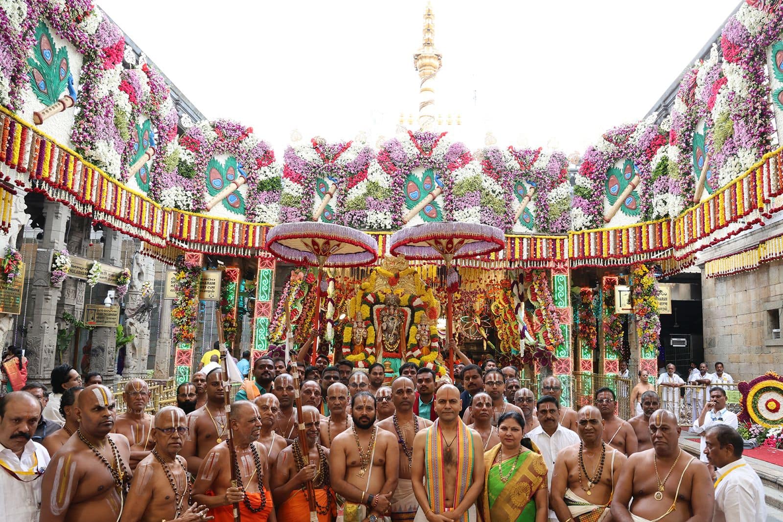 Tirumala Brahmotsavam 2025: బ్రహ్మోత్సవ ధ్వజారోహణం రోజున శ్రీవారికి భారీ కానుక- స్వర్ణ యజ్ఞోపవీతం ఇచ్చిన భక్తులు 