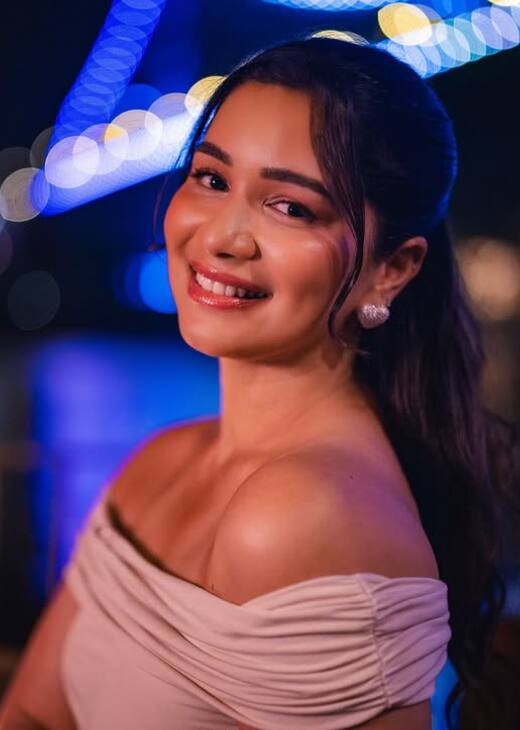 सारा अपनी स्माइल से दिल लूट लेती हैं. उनकी फ्लॉलेस स्किन भी उनके लुक को कॉम्प्लिमेंट करती है. इस ऑफ शोल्डर ड्रेस में उनका हुस्न किसी को भी उनका दीवाना बना दे.