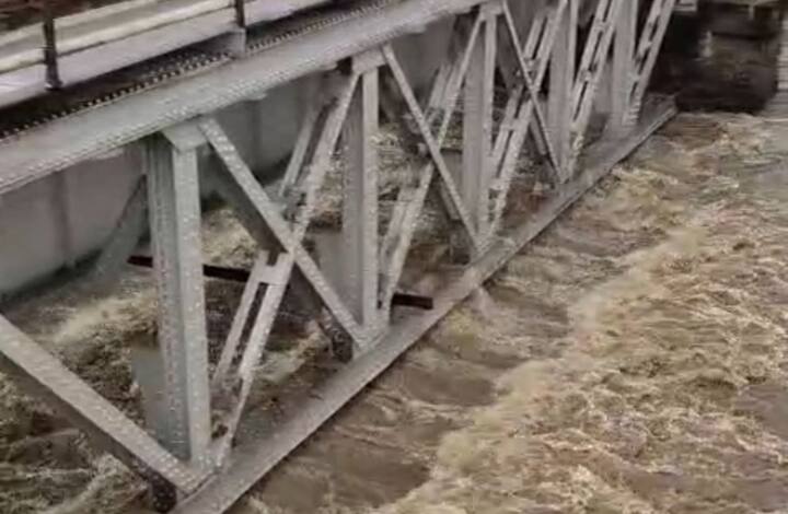 यामुळे सोलापूर रेल्वे जंक्शनवर प्रवाशांची मोठी गर्दी झाली आहे. सीना नदीच्या वाढलेल्या पातळीमुळे प्रवाशांना अडचणींचा सामना करावा लागत आहे. सोलापूर हे दक्षिण भारताचे प्रवेशद्वार मानले जाते.