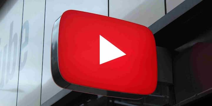 ज्यादातर मामलों में YouTube पहले चेतावनी देता है और स्ट्राइक लगाता है. क्रिएटर को मौका मिलता है कि वह कंटेंट हटाए या अपील करे. लेकिन अगर उल्लंघन बहुत गंभीर है जैसे आतंकवाद को बढ़ावा देने वाला या खतरनाक कंटेंट अपलोड करना तो बिना किसी नोटिस के चैनल तुरंत बंद हो सकता है.