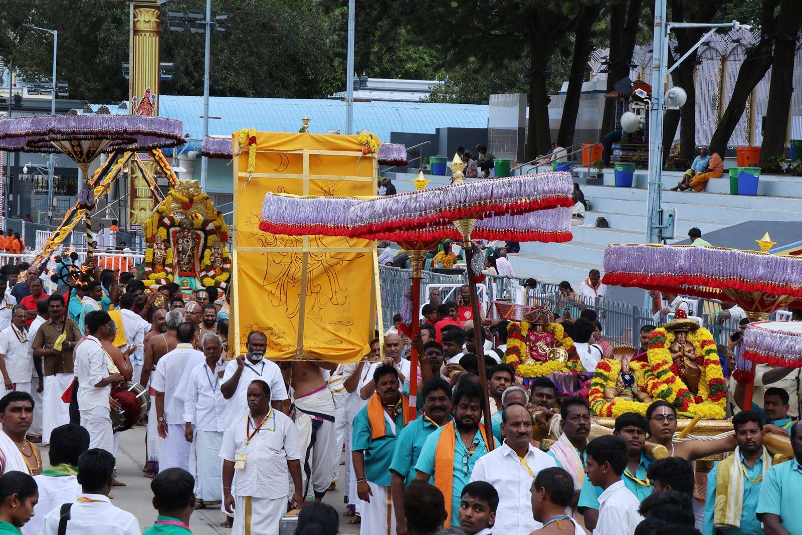 Tirumala Brahmotsavam 2025: బ్రహ్మోత్సవ ధ్వజారోహణం రోజున శ్రీవారికి భారీ కానుక- స్వర్ణ యజ్ఞోపవీతం ఇచ్చిన భక్తులు 