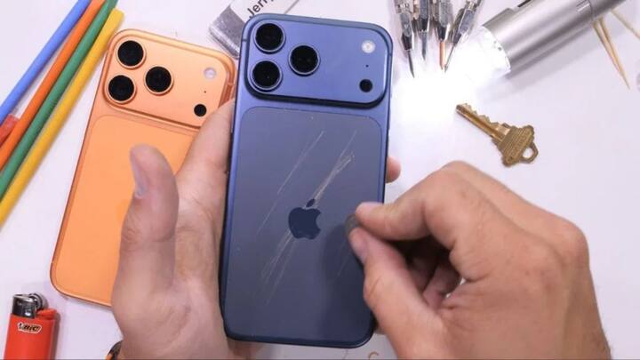 तांत्रिकदृष्ट्या, Apple ने टाइटॅनियमपासून बनणारी परत अॅल्युमिनियम ने बनवली आहे. या वादामुळे ग्राहकांना फोन विकत घेतल्यानंतर लगेच एक प्रोटेक्टिव्ह केस वापरण्याचा सल्ला दिला जातो, कारण खिशात इतर वस्तूंसह फोन ठेवल्याने स्क्रॅच वाढू शकतात.