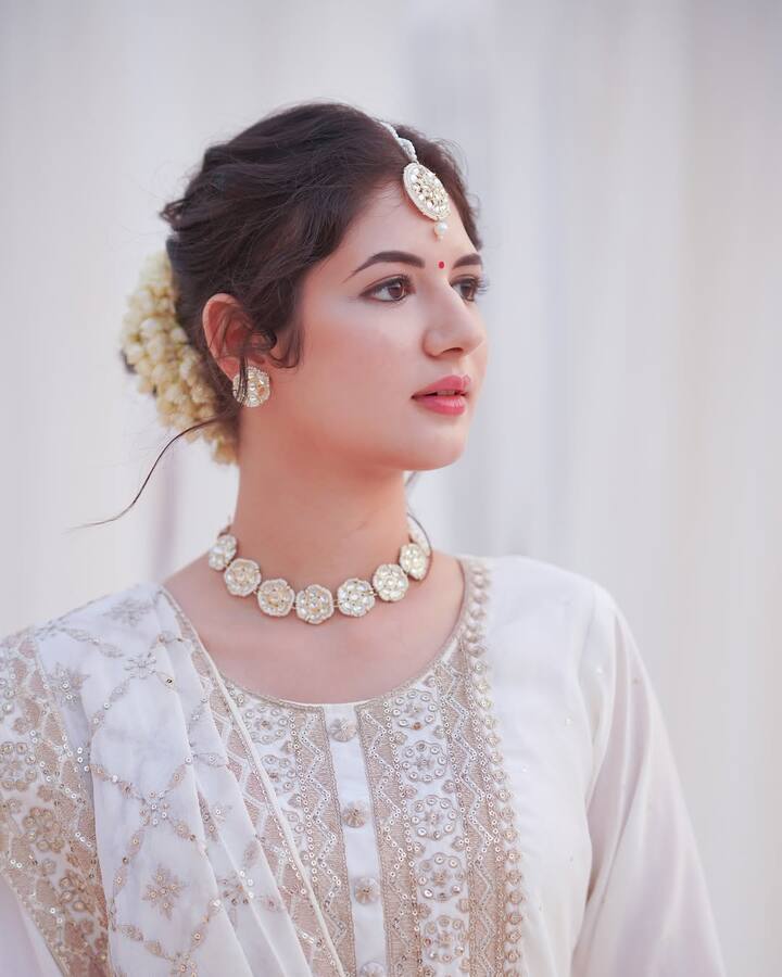 हर्षाली का आए दिन एक नया लुक देखने को मिलता है. जिस देखकर फैंस खुश हो जाते हैं और कमेंट करने से खुद को रोक नहीं पाते हैं.