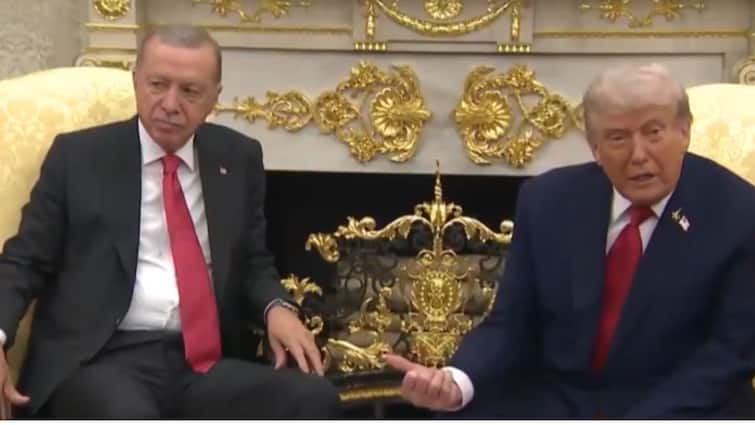 <div>Trump Urges Turkey To Halt Russian Oil Imports Amid Ukraine War, Praises Erdogan's Influence</div>