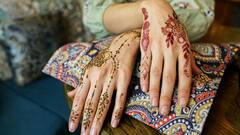 Karwa Chauth Mehndi Design: करवाचौथ पर हाथों में सजा ली ये वाली मेहंदी तो नहीं हटेगी किसी की नजर, पड़ोस वाली भाभी पूछेंगी पार्लर का पता
