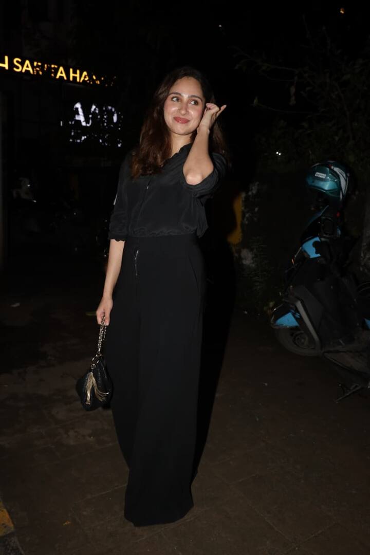 उन्होंने कोई एक्सेसरीज कैरी नहीं की थी बस एक पर्स के साथ अपना लुक कंप्लीट किया था.