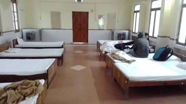 आमतौर पर 12 घंटे और 24 घंटे के लिए डॉरमेट्री मिलती है. यात्री अपनी जरूरत और ट्रेन के समय के हिसाब से स्लॉट बुक कर सकते हैं. इस तरह से यह सुविधा यात्रियों के लिए काफी लचीली साबित होती है. बहुत से लोगों को यह नहीं पता होता इसके लिए कहां बात करनी होती है.