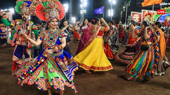 गरबा खेलते समय सभी लोग गोलाकार होकर नृत्य करते हैं, जो जन्म, मृत्यु और पुनर्जन्म के चक्र का प्रतिनिधित्व करती है. दीपक के चारों और भक्त उसी तरह घूमते हैं, जिस प्रकार सभी ग्रह सूर्य के चारों और घूमते हैं.