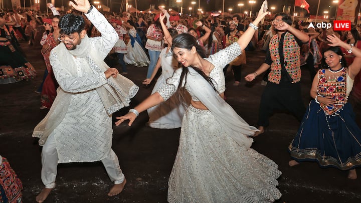 गरबा शब्द गर्भा से आया है, जिसका मतलब गर्भ होता है. कहने का तात्पर्य है, कि यह सृष्टि आदि गर्भ, शक्ति के स्थान का प्रतिनिधित्व करता है, जहां से ब्रह्मांड ने जन्म लिया है. गरबा खेलते वक्त केंद्र में एक दीपक होता है. यह दिव्य ज्योति मां की आस्था का प्रतीक होता है, जो अस्तित्व के गर्भ में स्थित एक शाश्वत प्रकाश है.