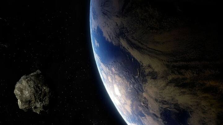 পরমাণু অস্ত্র প্রয়োগ করে 2024 YR4 গ্রহাণুটিকে উড়িয়ে দেওয়ার পরিকল্পনা করছেন বিজ্ঞানীরা। ২০৩২ সালে চাঁদের বুকে আছড়ে পড়তে পারে গ্রহাণুটি। সম্ভাব্য সেই বিপর্যয় আটকাতেই এমন প্রস্তাব এল।