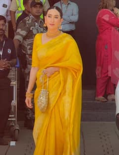येलो साड़ी...बालों में गजरा, एयरपोर्ट पर दिखा करिश्मा कपूर का खूबसूरत अवतार, तस्वीरें वायरल