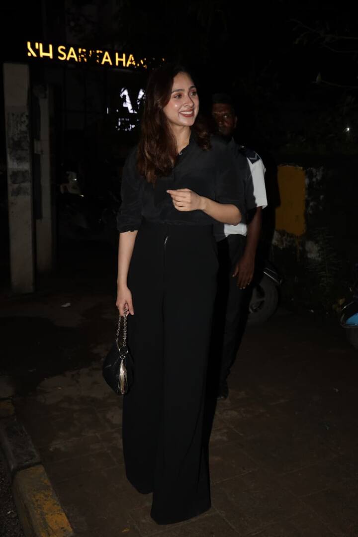 पश्मीना ने ब्लैक ट्राउजर के साथ ब्लैक शर्ट पहनी थी.