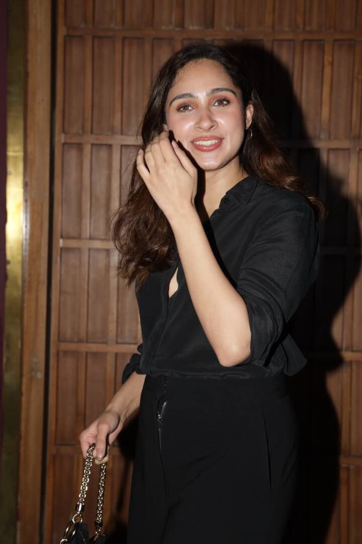 इस दौरान ऋतिक रोशन की कजिन सिस्टर ने पैप्स को स्माइल के साथ खूब पोज दिए.