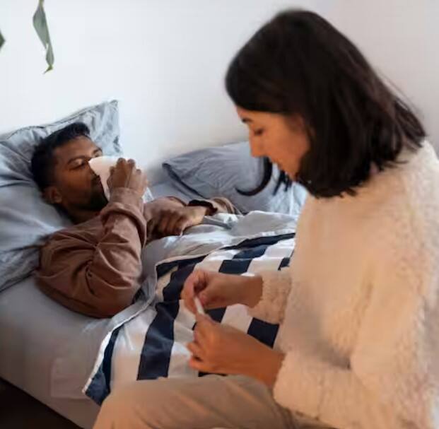 ਬੁਖਾਰ ਦੇ 2 ਤੋਂ 5 ਦਿਨ ਬਾਅਦ ਚਮੜੀ 'ਤੇ ਰੈਸ਼ ਆ ਸਕਦਾ ਹੈ। ਇਸ ਦੇ ਨਾਲ ਮਨ ਖਰਾਬ ਹੋਣਾ, ਉਲਟੀ ਆਉਣਾ ਜਾਂ ਭੁੱਖ ਘਟ ਜਾਣਾ ਵੀ ਡੇਂਗੂ ਦੇ ਆਮ ਲੱਛਣਾਂ ਵਿੱਚ ਸ਼ਾਮਿਲ ਹਨ।