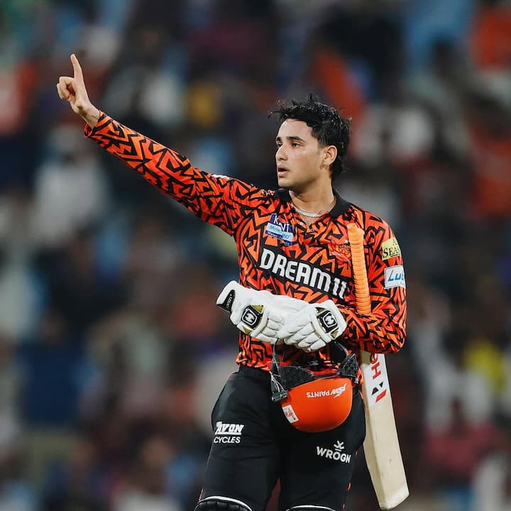 अभिषेक शर्मा पूरे साल की सबसे बड़ी कमाई IPL से करते हैं. वह सनराइजर्स हैदराबाद के लिए IPL में खेलते हैं. हैदराबाद उन्हें आईपीएल 2025 में 14 करोड़ रुपये में रिटेन किया था.