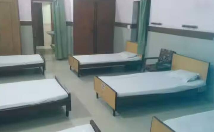 આ સુવિધા સસ્તી અને આરામદાયક બંને માનવામાં આવે છે. ડૉરમેટ્રી મુસાફરોને પથારી, ગાદલા અને મૂળભૂત જરૂરિયાતો પૂરી પાડે છે. તે હોલ જેવી જગ્યા છે જેમાં ચોક્કસ સમયગાળા માટે ઘણી પથારી હોય છે. સ્વચ્છતા અને સલામતી પર ખાસ ધ્યાન આપવામાં આવે છે.