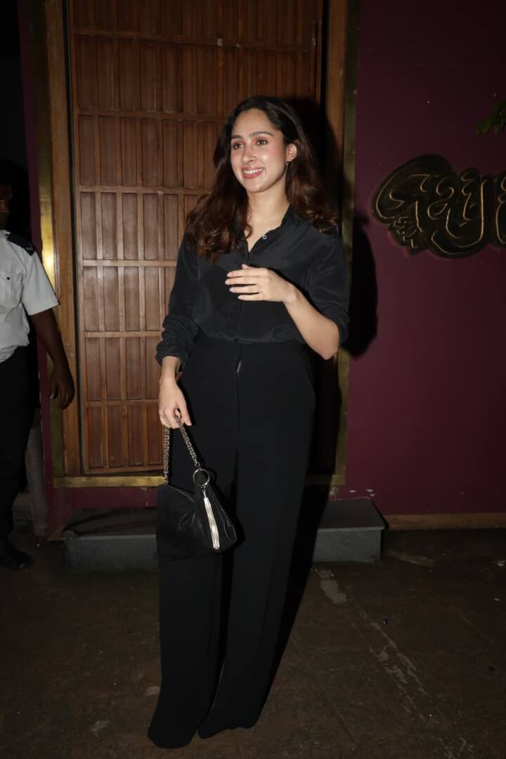 ऋतिक रोशन की कज़िन बहन पश्मीना रोशन ने साल 2024 में रिलीज़ हुई फिल्म 'इश्क विश्क रिबाउंड' से डेब्यू किया था. हालांकि उनकी पहली फिल्म बॉक्स ऑफिस पर बुरी तरह फ्लॉप रही, लेकिन एक्ट्रेस की एक्टिंग ने सबका ध्यान खींचा था.