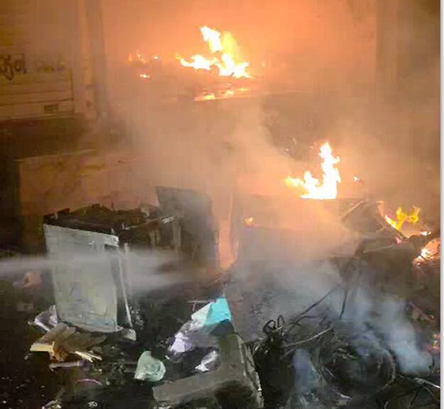 આઠથી વધુ વાહનોને નુકસાન પહોંચાડવામાં આવ્યું છે અને એક દુકાનમાં તોડફોડ કરી આગ ચાંપવામાં આવી છે. પરિસ્થિતિને કાબૂમાં લેવા ઘટનાસ્થળે પહોંચેલી પોલીસ પર પણ હુમલો થયો છે. પરિસ્થિતિ પર કાબૂ મેળવવા માટે તાત્કાલિક પોલીસનો કાફલો બહિયલ ગામ પહોંચ્યો હતો.