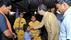झोपडीत राहणारी 'परी', उद्धव ठाकरेंनी पूरबाधित गरिबाचं घर पाहिलं; चिमुकलीला जवळ घेऊन नाव विचारलं