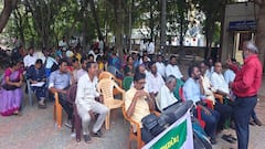 பணிகள் புறக்கணிப்பு... வருவாய்துறை சங்கங்கள் கூட்டமைப்பினர் காத்திருப்பு போராட்டம்