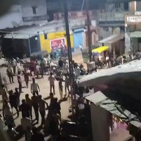 ત્રીજા નોરતાએ જ બની ઘટના...  ગાંધીનગર જિલ્લાના દહેગામ તાલુકાના બહિયલ ગામે બુધવારે ત્રીજા નોરતાએ 2 સમુદાયના લોકો સામ-સામે આવી જતાં ઘર્ષણ થયું હતું.  દહેગામના બહિયલ ગામે બનેલી આ ઘટનામાં સ્થાનિક લોકોના જણાવ્યા અનુસાર જ્યારે ગામમાં ગરબા ચાલતા હતા ત્યારે ગરબાની બાજુના એક વિસ્તારમાંથી ચાલુ ગરબાએ પથ્થરમારો થયો હતો અને એક ટોળું આવ્યું હતું જેણે પથ્થરમારો કર્યો હતો. તેમના જણાવ્યા અનુસાર ગરબા સ્થળે 3 બાજુએથી પથ્થરમારો થયો હતો અને 25 જેટલી ગાડીઓના કાચ તૂટયા હતા. આ પથ્થરમારામાં મહિલાઓને ઇજા પહોંચી હતી. પ્રાપ્ત જાણકારી અનુસાર 5 ટિયર ગેસ છોડવામાં આવ્યા છે અને 6 જેટલા પોલીસ વાહનોના કાચ પણ તૂટ્યા હતા.