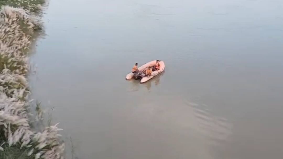 Muzaffarpur woman jumps with her two children Gandak River land dispute SDRF rescue operation ANN Muzaffarpur: जमीन विवाद से टूटा हौसला! मां ने बच्चों संग लगाई नदी में छलांग, बचाव अभियान जारी