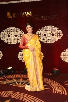 Navratri Event: बीवी संग पहुंचे नागार्जुन, व्हाइट साड़ी में खूब जचीं तब्बू, रेड सूट में मलाइका ने ढाया कहर