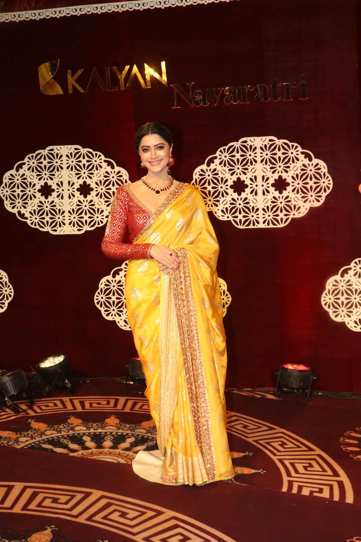 एक्ट्रेस पूजा सावंत भी इस इवेंट में पहुंची. जो येलो कलर की साड़ी में बहुत खूबसूरत लग रही थी. उन्होंने साड़ी को रेड ब्लाउज के साथ पेयर किया था.