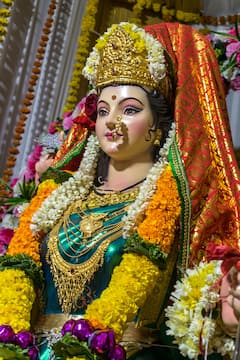 Shardiya Navratri 2025 : प्रचंड पाठबळ, प्रत्येक कामात यश, सुख हवं आहे? देवीचे 'हे' 5 मंत्र नवरात्रीत उच्चारा...