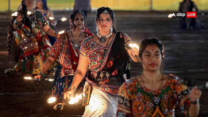 गरबा बेशक आनंदमय उत्सव प्रतीत होता है, लेकिन वह साधना का एक गुप्त रूप है. इस दौरान आपका शरीर मंदिर बन जाता है और अनुष्ठान का काम नृत्य करता है और केंद्र में जल रही ज्योति देवता की भूमिका निभाती है.