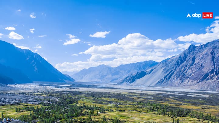 लद्दाख दो जिलों में विभाजित है, जिसमें पहला लेह और दूसरा कारगिल है. लद्दाख की राजधानी भी लेह है, जहां बीते दिन बुधावर को छात्रों और युवाओं का हिंसक प्रदर्शन देखने को मिला. इन सबके अलावा क्या आपने कभी सोचा है कि, लेह के लोग किस धर्म को मानते हैं?