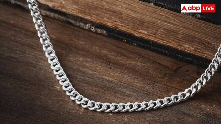 चांदी के विपरीत सोने को लेकर टैक्स जांच के लिए सीमाएं बनाई गई है. जैसे विवाहित महिलाएं 500 ग्राम तक, अविवाहित महिलाएं ढाई सौ ग्राम तक और पुरुष 100 ग्राम तक सोना रख सकते हैं, वह भी बिना खरीद रसीद दिए.