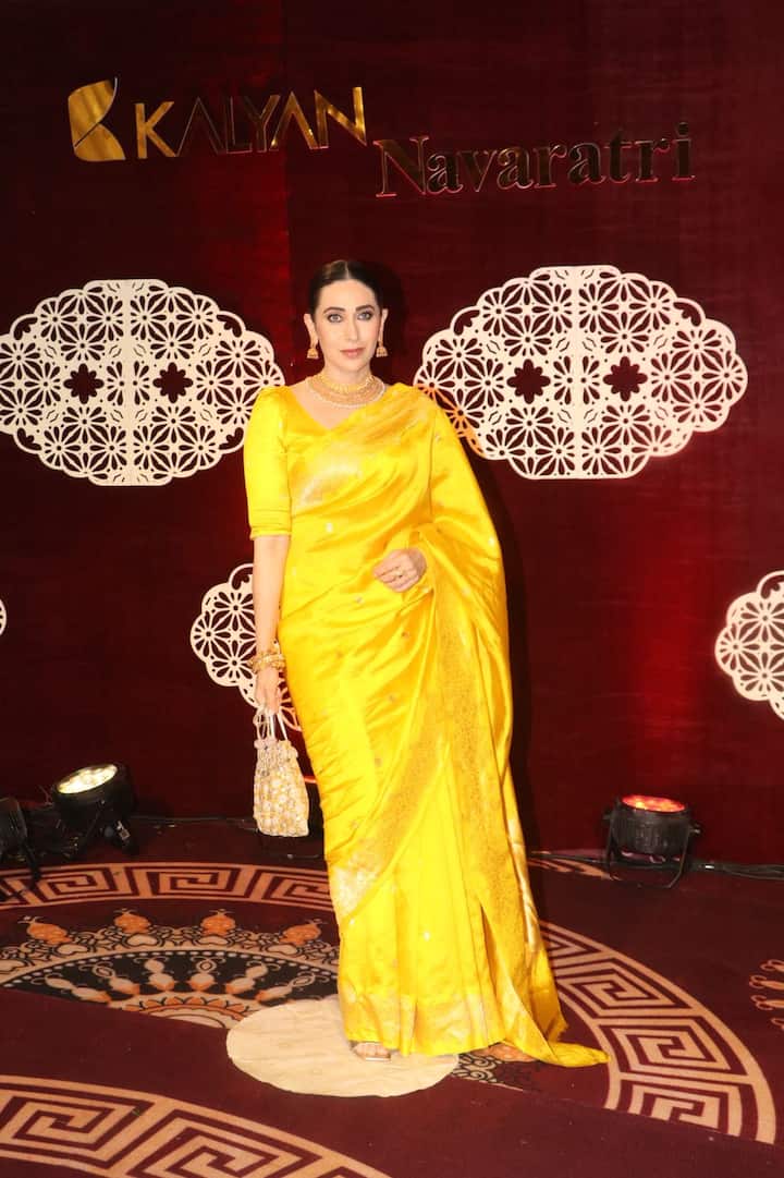 कल्याण ज्वेलर्स के इस इवेंट में कई बॉलीवुड स्टार्स भी पहुंचे. करिश्मा कपूर येलो साड़ी में किसी महारानी से कम नहीं लग रही.