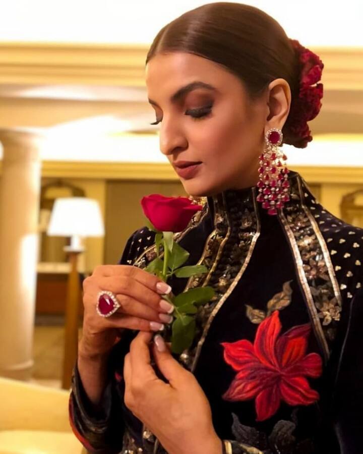 रितिका बेहद स्टाइलिश हैं और वो किसी भी आउटफिट को बेहद ही ग्रेसफुली कैरी करती हैं.