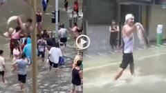 Video: सड़क पर मछली पकड़ने की होड़, ड्रम-बाल्टी ले आए लोग, चीन में बाढ़ का वीडियो वायरल