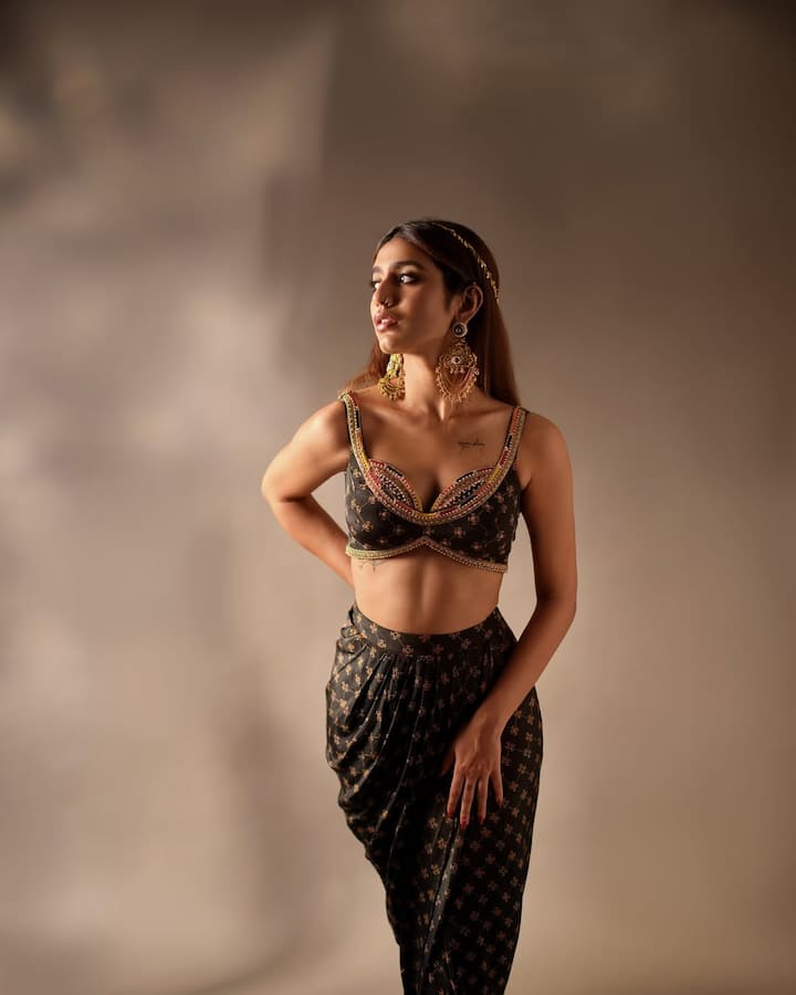 Priya Warrier carry a lot of graceful from Western to Traditional Outfits. She has 7.7 million followers on Instagram where she keeps posting more than one photos.
