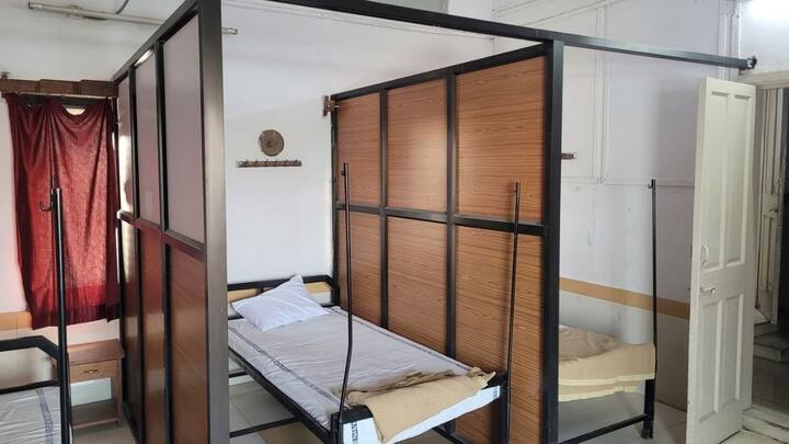 यह सुविधा सस्ती और आरामदायक दोनों मानी जाती है. डॉरमेट्री में यात्रियों को बैड, तकिया और बेसिक जरूरतों की चीजें मिलती हैं. यहां एक हॉलनुमा जगह पर कई बेड होते हैं जिन पर लोग तय समय तक ठहर सकते हैं. सफाई और सुरक्षा का भी खास ध्यान रखा जाता है.