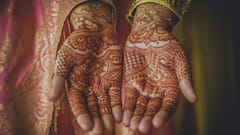 Karwa Chauth Mehndi Design: करवाचौथ पर हाथों में सजा ली ये वाली मेहंदी तो नहीं हटेगी किसी की नजर, पड़ोस वाली भाभी पूछेंगी पार्लर का पता