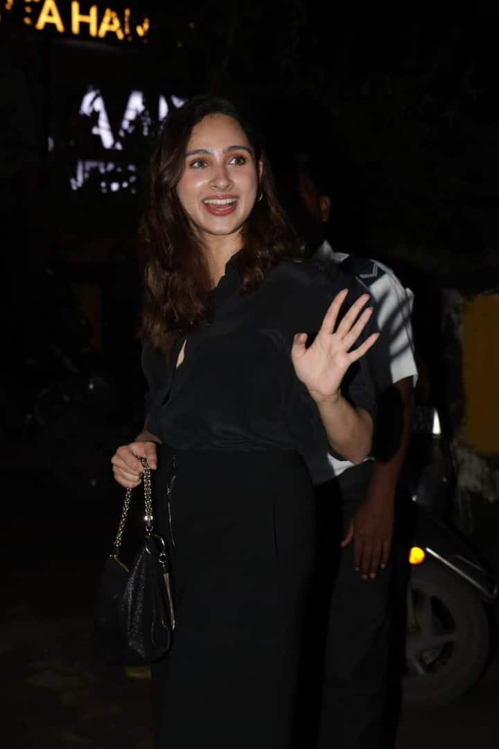 पश्मीना ने मिनिमल मेकअप किया हुआ था और वे काफी हसीन लग रही थीं.